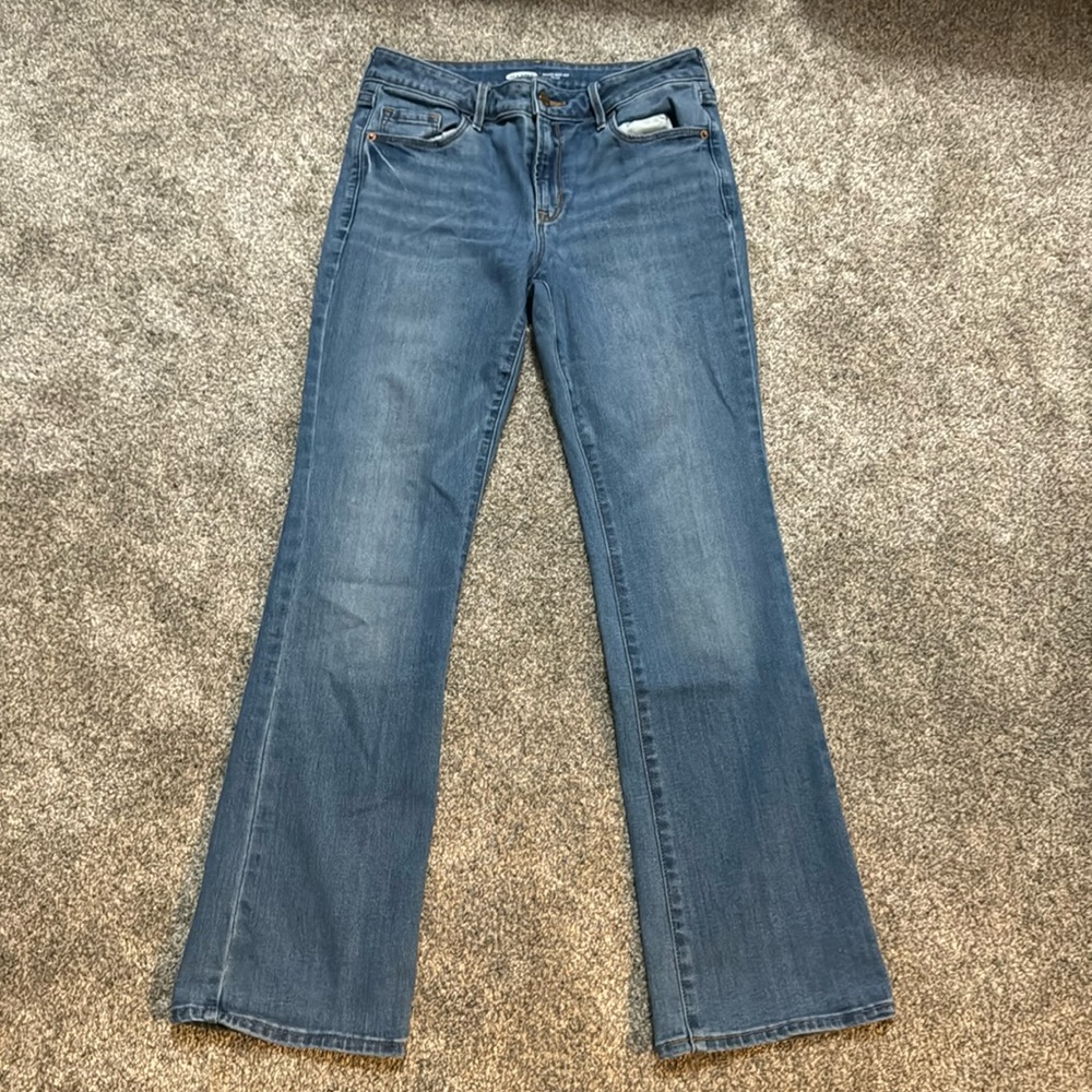 Old Navy kicker boot-cut mid-rise jeans size 6 short